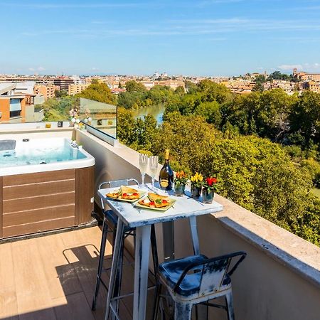Penthouse With A Panoramic Rooftop In Trastevere With Seasonally Jacuzzi Rzym Zewnętrze zdjęcie