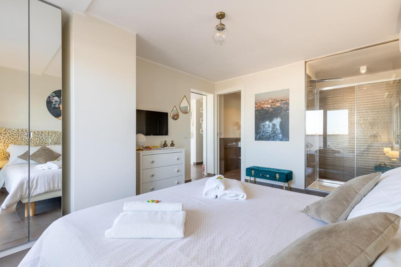 Penthouse With A Panoramic Rooftop In Trastevere With Seasonally Jacuzzi Rzym Zewnętrze zdjęcie