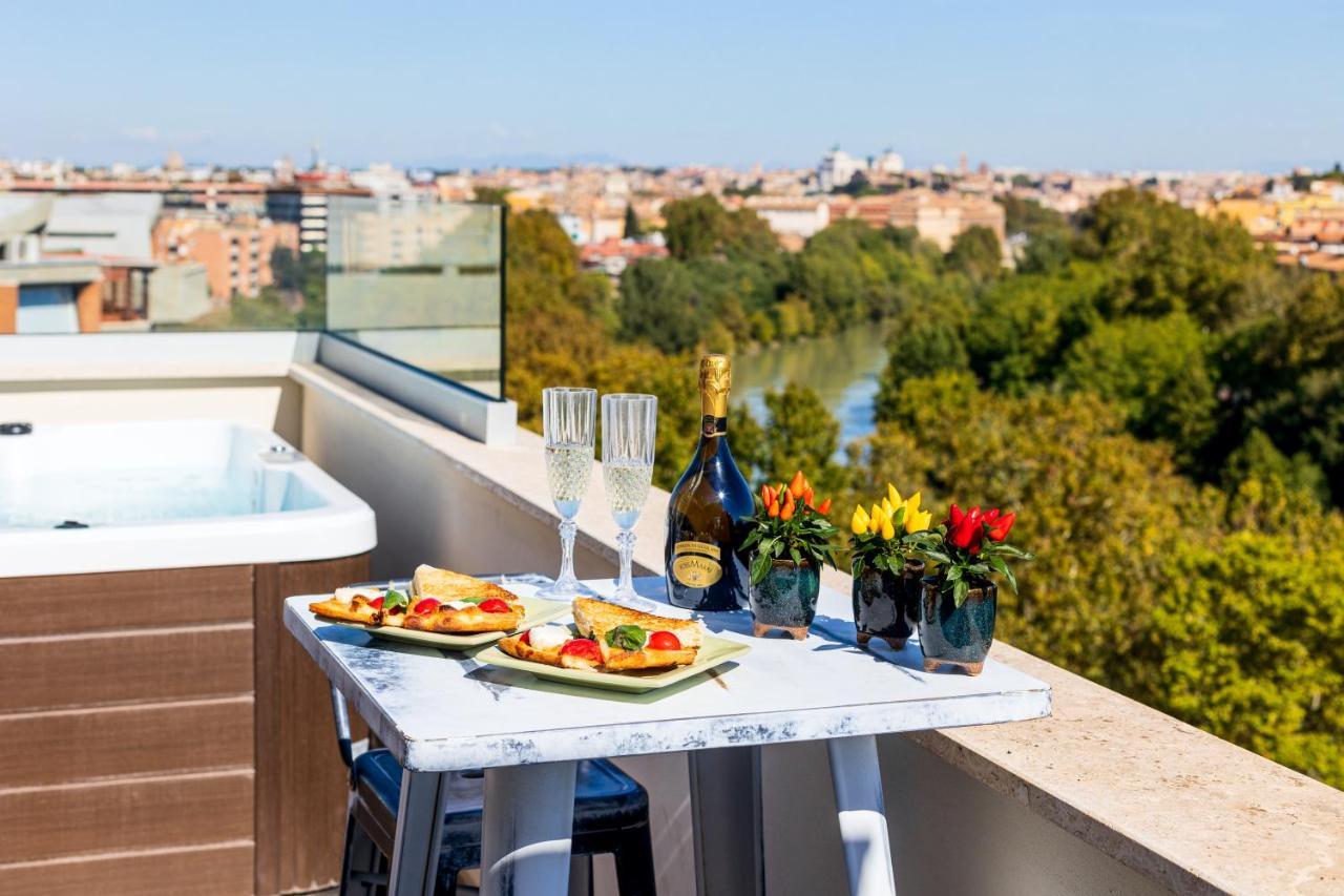 Penthouse With A Panoramic Rooftop In Trastevere With Seasonally Jacuzzi Rzym Zewnętrze zdjęcie
